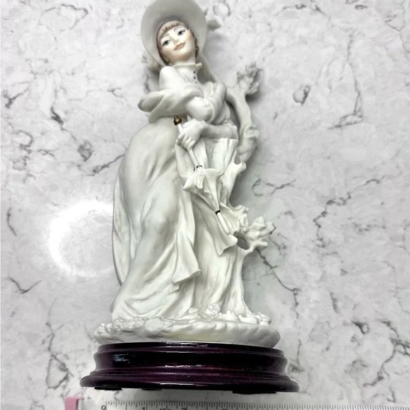 Giuseppe Armani Florence Italy CLAIRE Figurine 0654 F - Domina Con Ombrellino